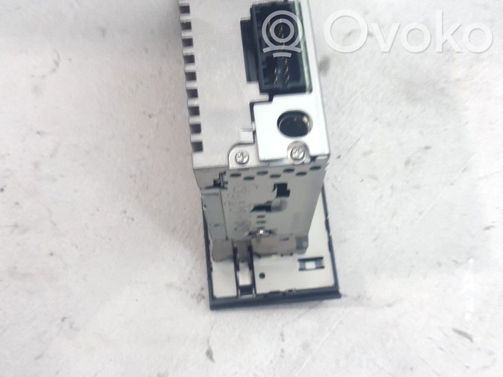 Radio / CD-Player / DVD-Player / Navigation   MR587702HB