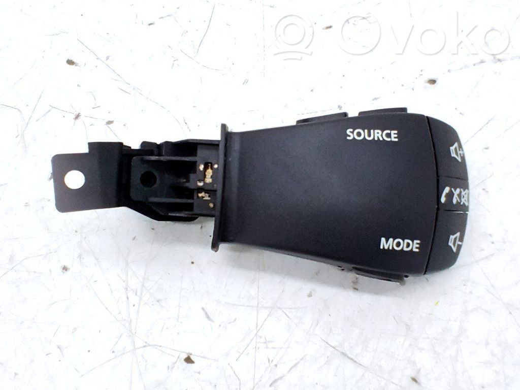 Dacia Sandero Butoane/comutatoare pe volan 
