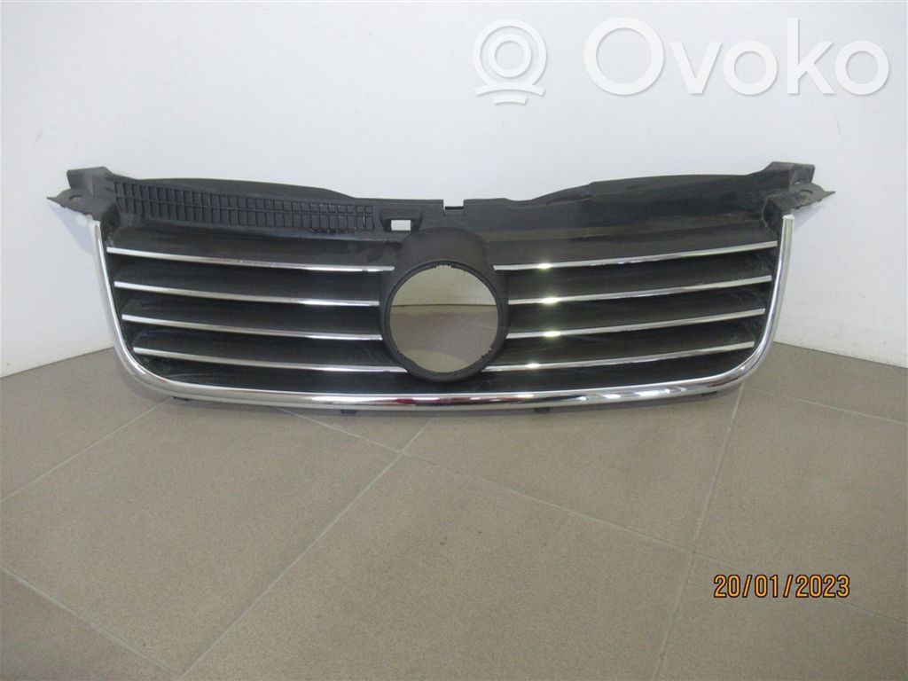 Volkswagen PASSAT B5.5 Maskownica / Grill / Atrapa górna chłodnicy 
