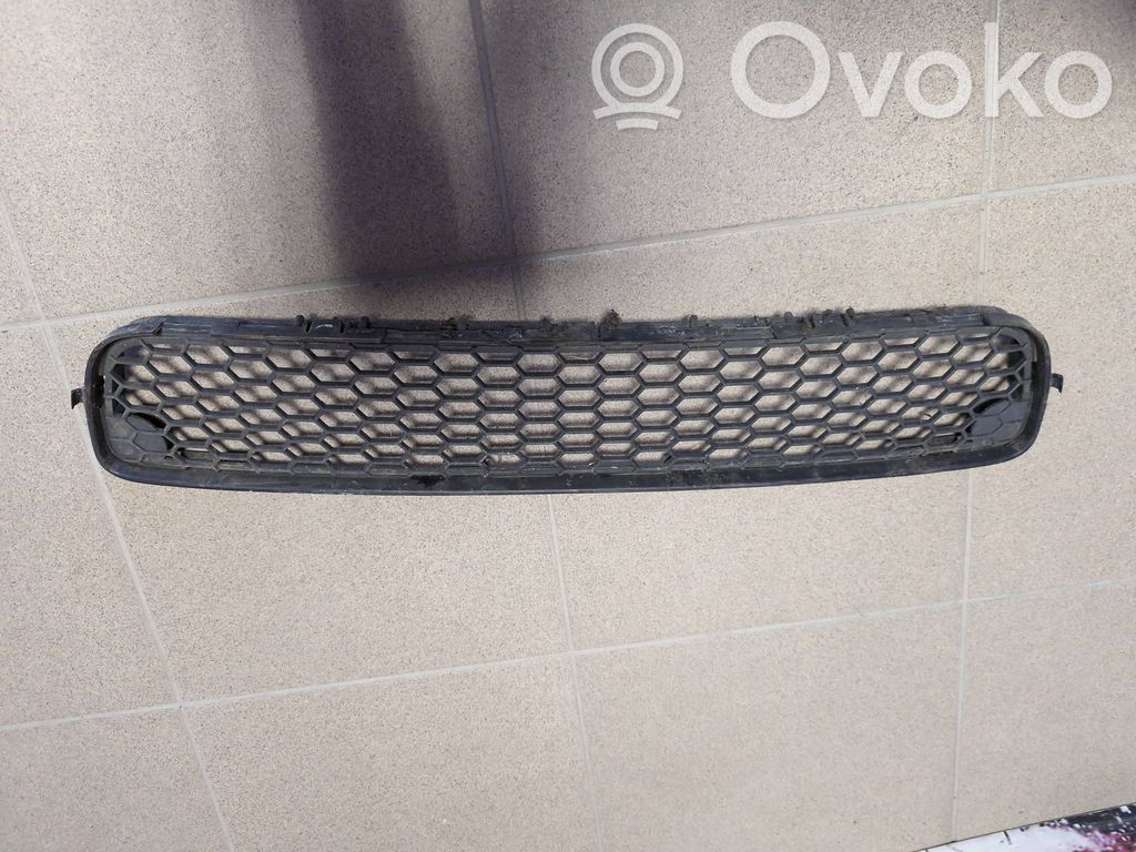 Volvo V70 Etupuskurin alempi jäähdytinsäleikkö 
