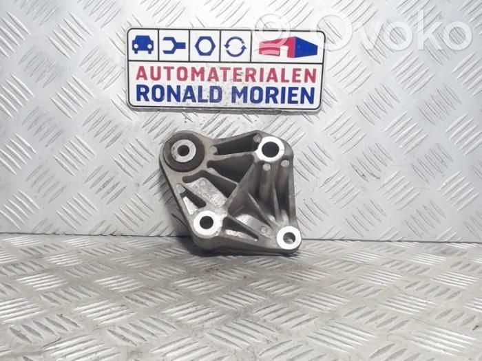 Volvo V40 Gearbox mounting bracket 