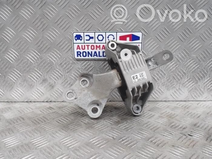 Opel Astra J Engine mount bracket 