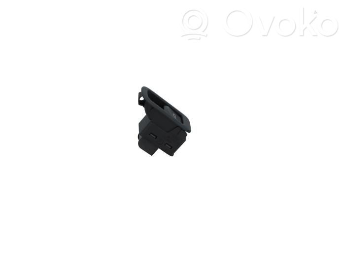 Audi Q2 - Tailgate/trunk/boot open switch 