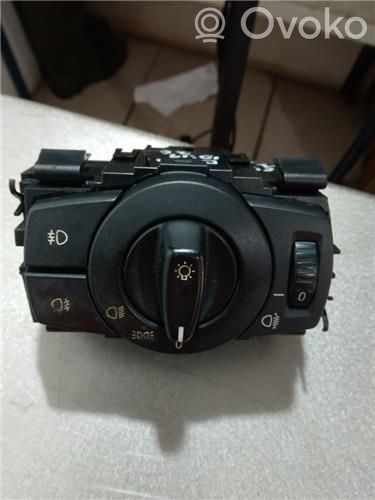 Light switch   693279403
