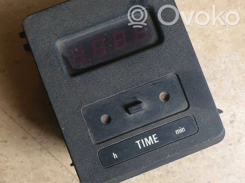 Uhr   E236213,30R3158,A050309
