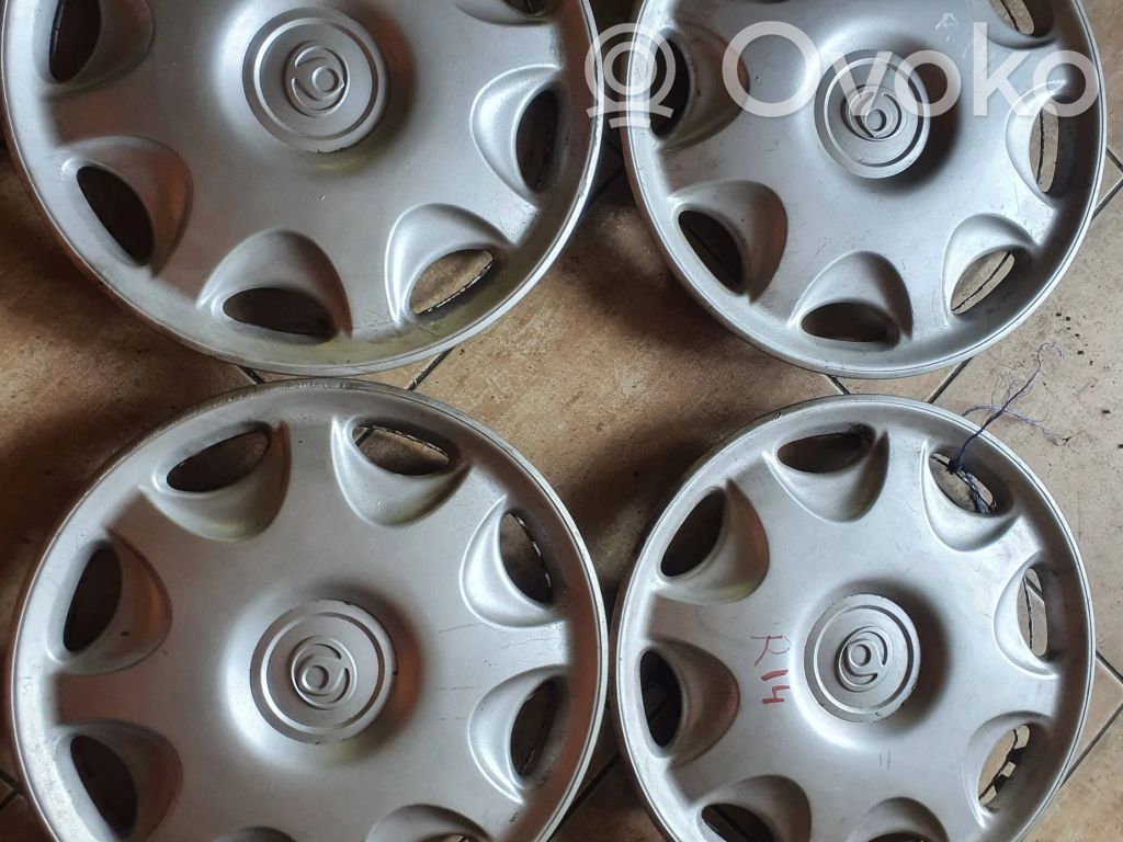 Mazda 323 F R14 wheel hub/cap/trim 