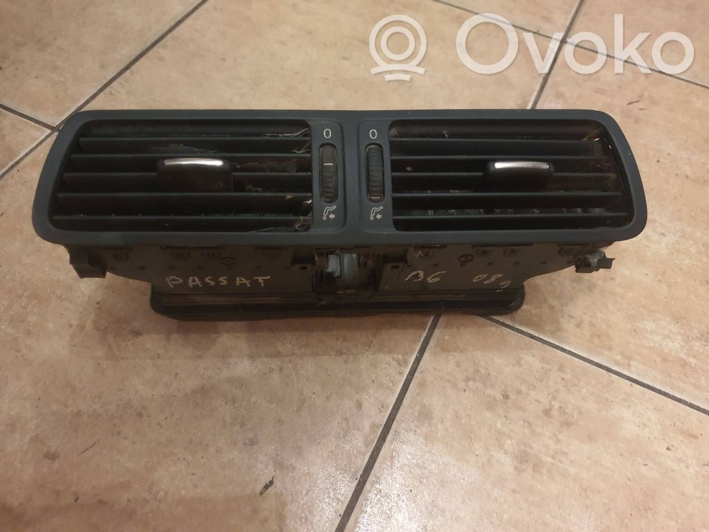 Volkswagen PASSAT B6 Dysze / Kratki środkowego nawiewu deski rozdzielczej 