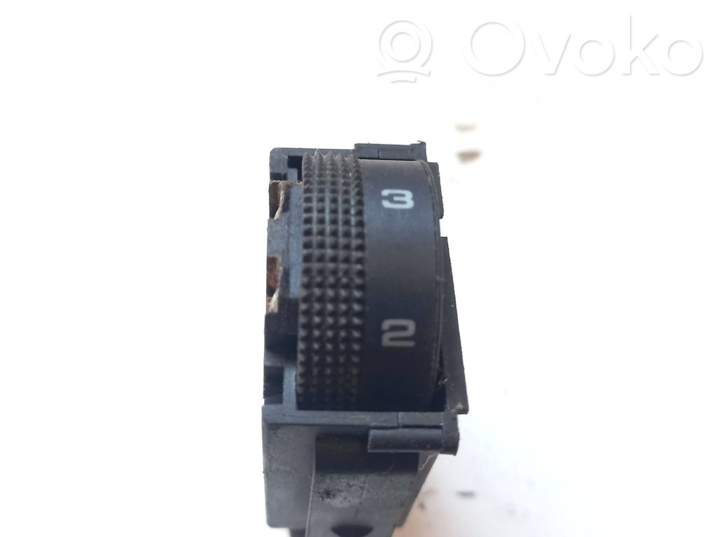 Volkswagen PASSAT B4 Interruptor de control de altura del faro delantero 