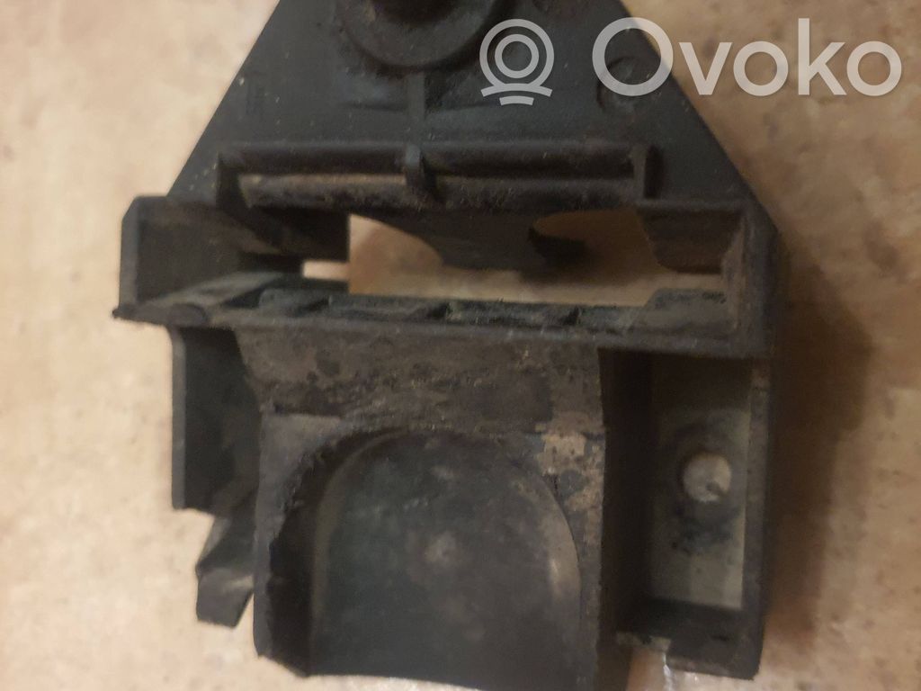 Radiator mount bracket   1723338