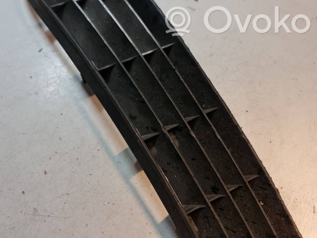 Audi A6 S6 C4 4A Etupuskurin alempi jäähdytinsäleikkö 