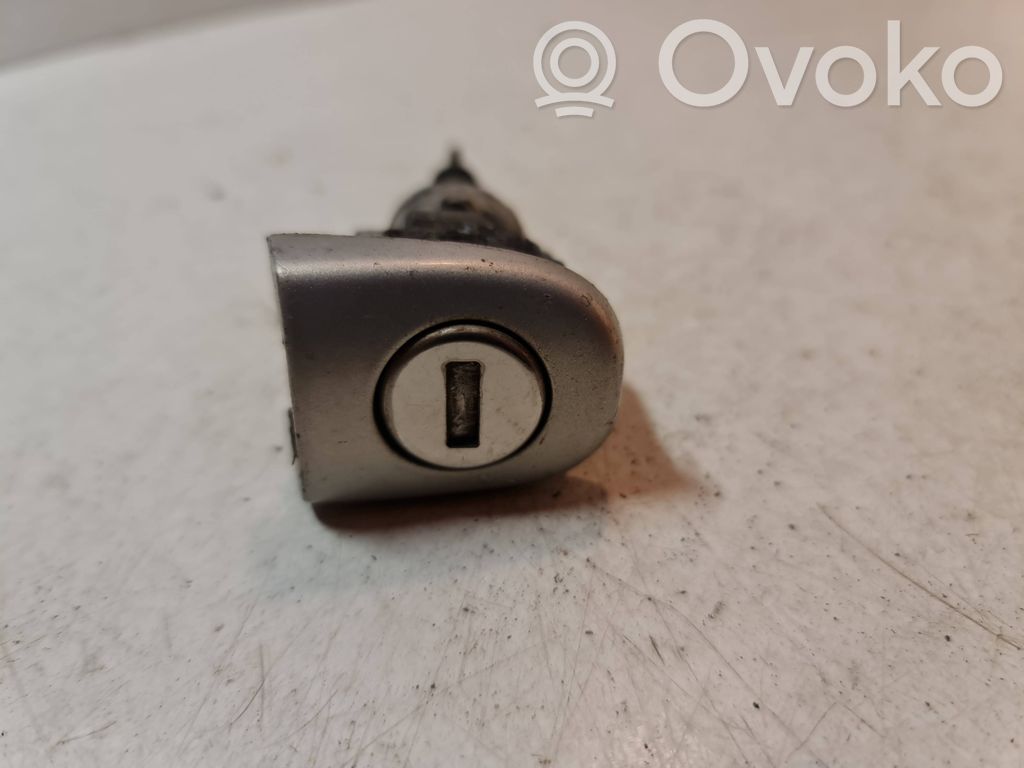 Volkswagen PASSAT B5 Serratura portiera anteriore (vicino alla maniglia) 