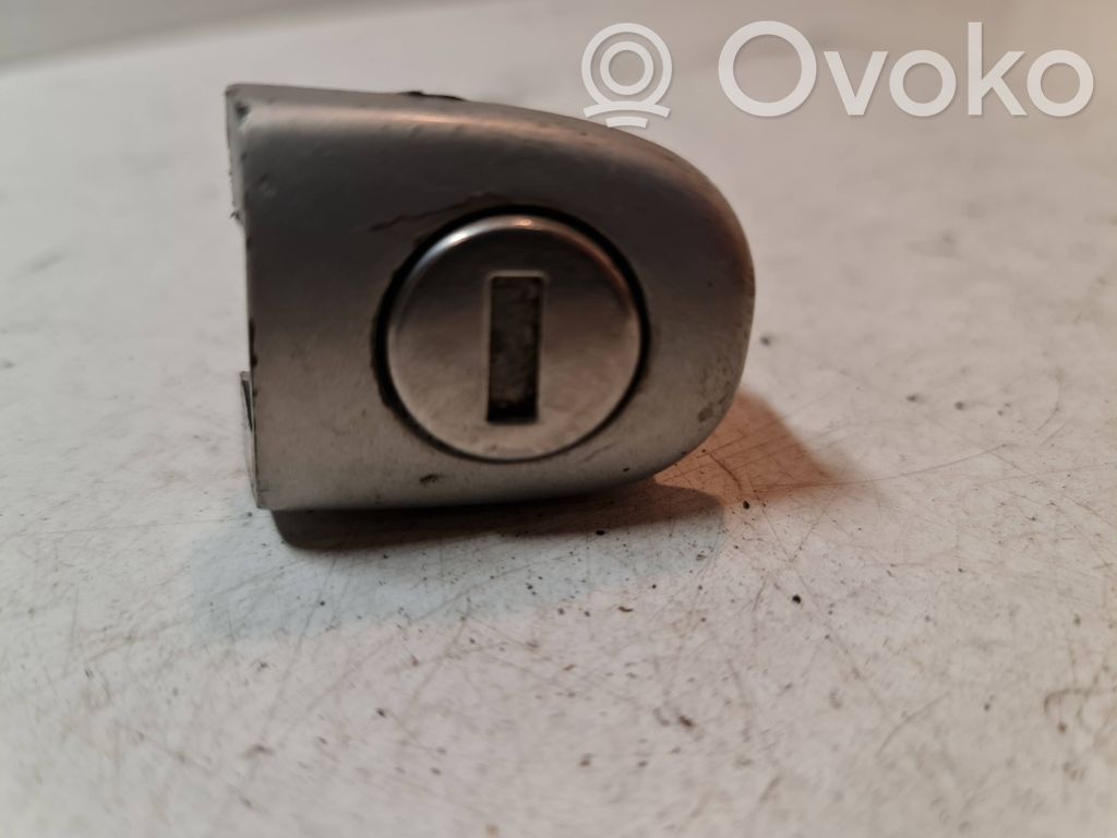 Volkswagen PASSAT B5 Serratura portiera anteriore (vicino alla maniglia) 