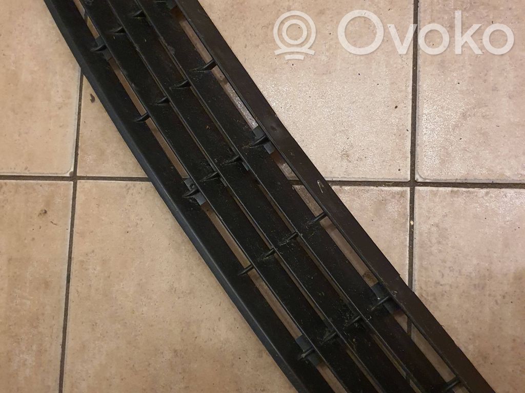 Audi 80 90 S2 B4 Mascherina inferiore del paraurti anteriore 