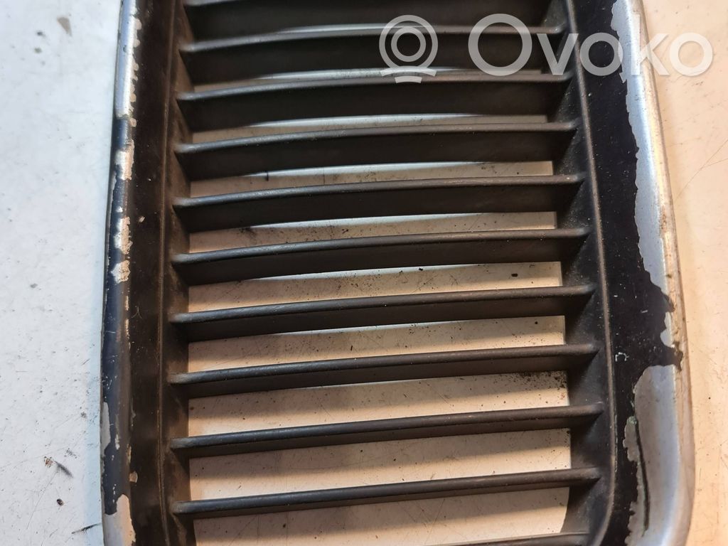BMW 3 E36 Grotelės priekinės 