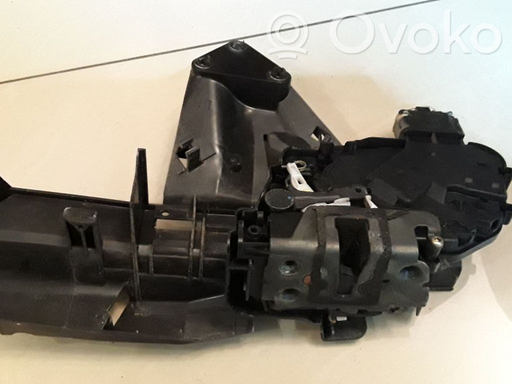 Ford Focus Priekšpusē slēdzene 
