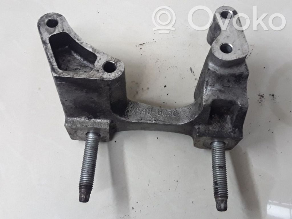 Ford Focus Engine mounting bracket 