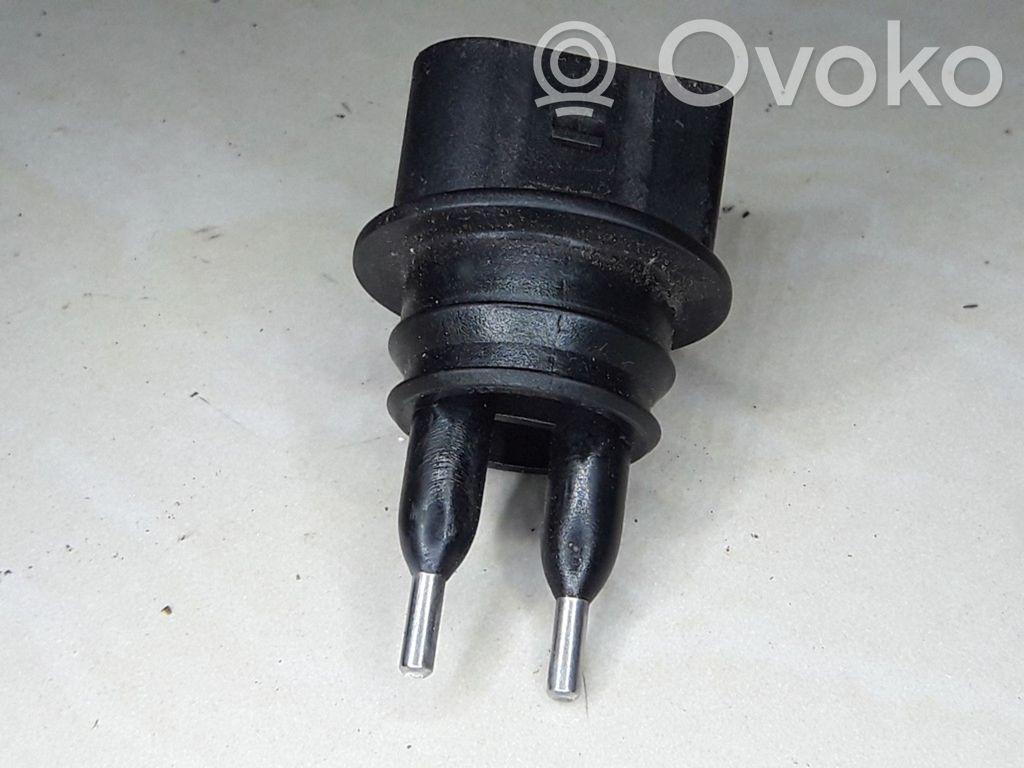 Volkswagen PASSAT B5 Sensor de nivel del líquido limpiaparabrisas 