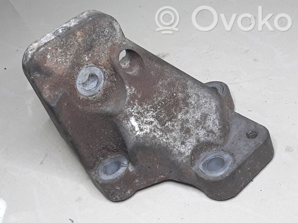Volvo S60 Engine mounting bracket 