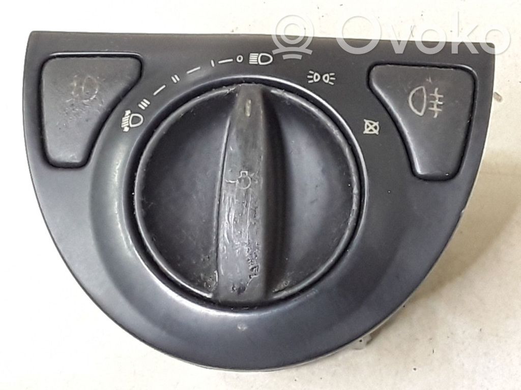 Light switch   1278613