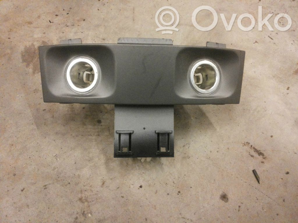 BMW 7 E65 E66 Presa 12V (posteriore) 