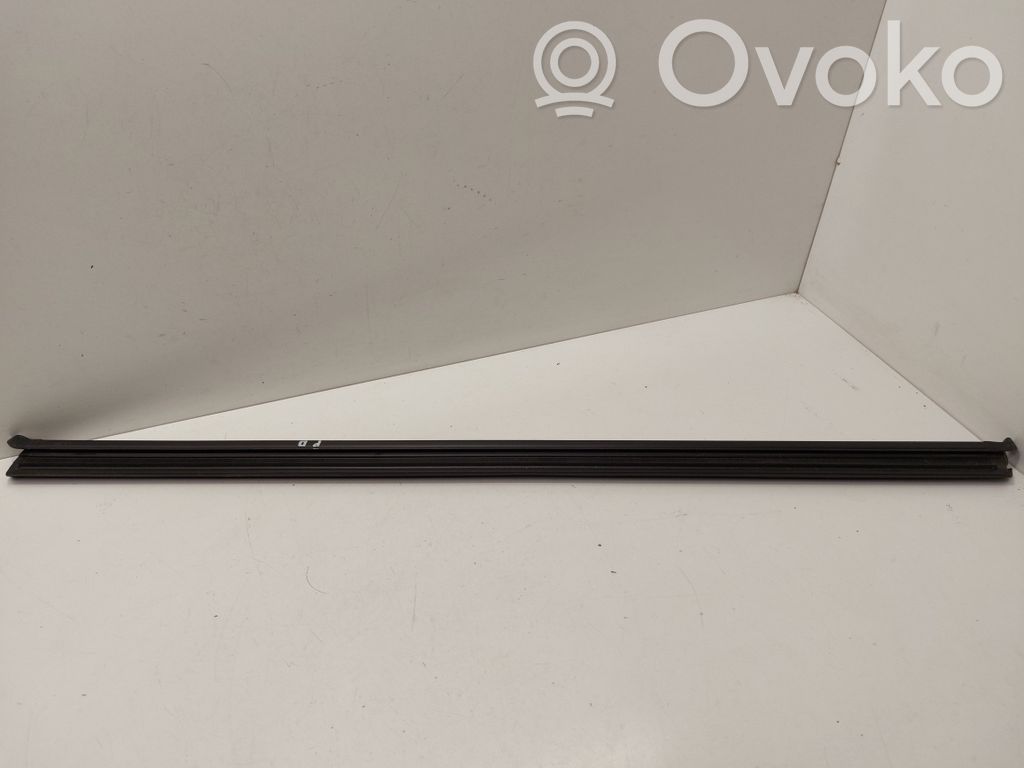 Volkswagen Jetta VI Listwa / Uszczelka szyby drzwi 