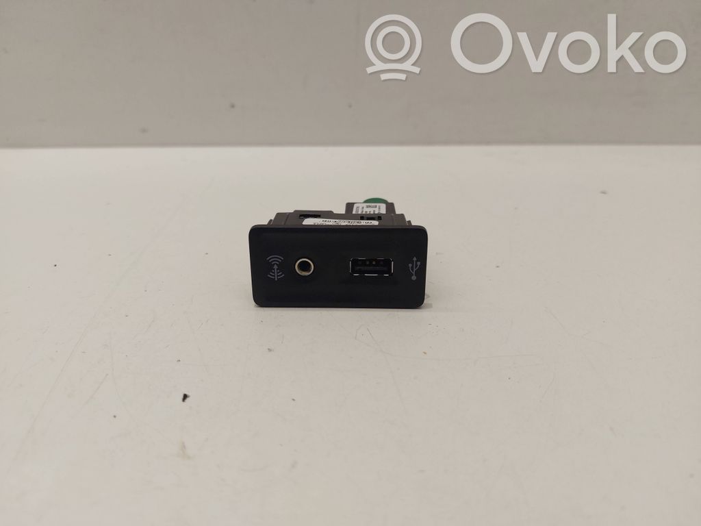Volkswagen PASSAT B8 Enchufe conector USB 