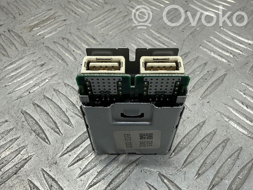 Toyota RAV 4 (XA50) Gniazdo / Złącze USB 