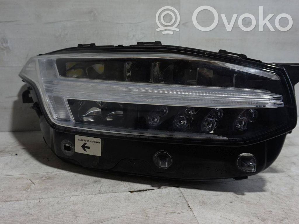 Volvo XC90 Lampa przednia 
