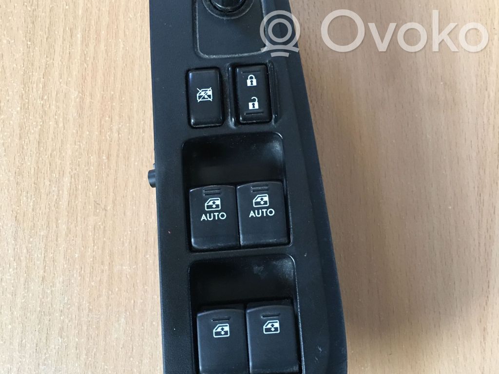 Subaru Legacy Electric window control switch 