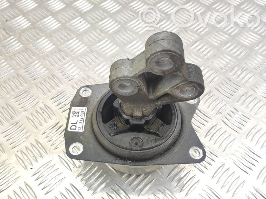 Opel Insignia A Engine mount bracket 