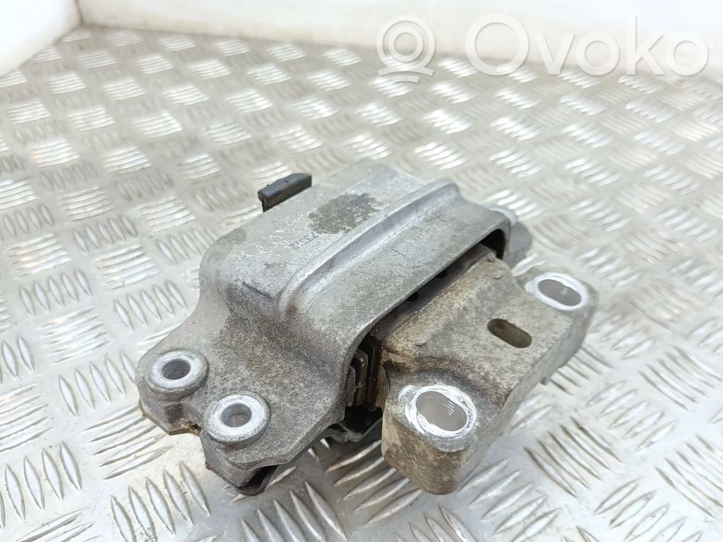 Volkswagen PASSAT B7 Engine mount bracket 