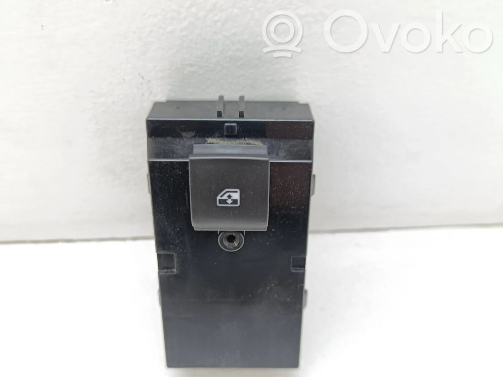 Opel Mokka X Electric window control switch 