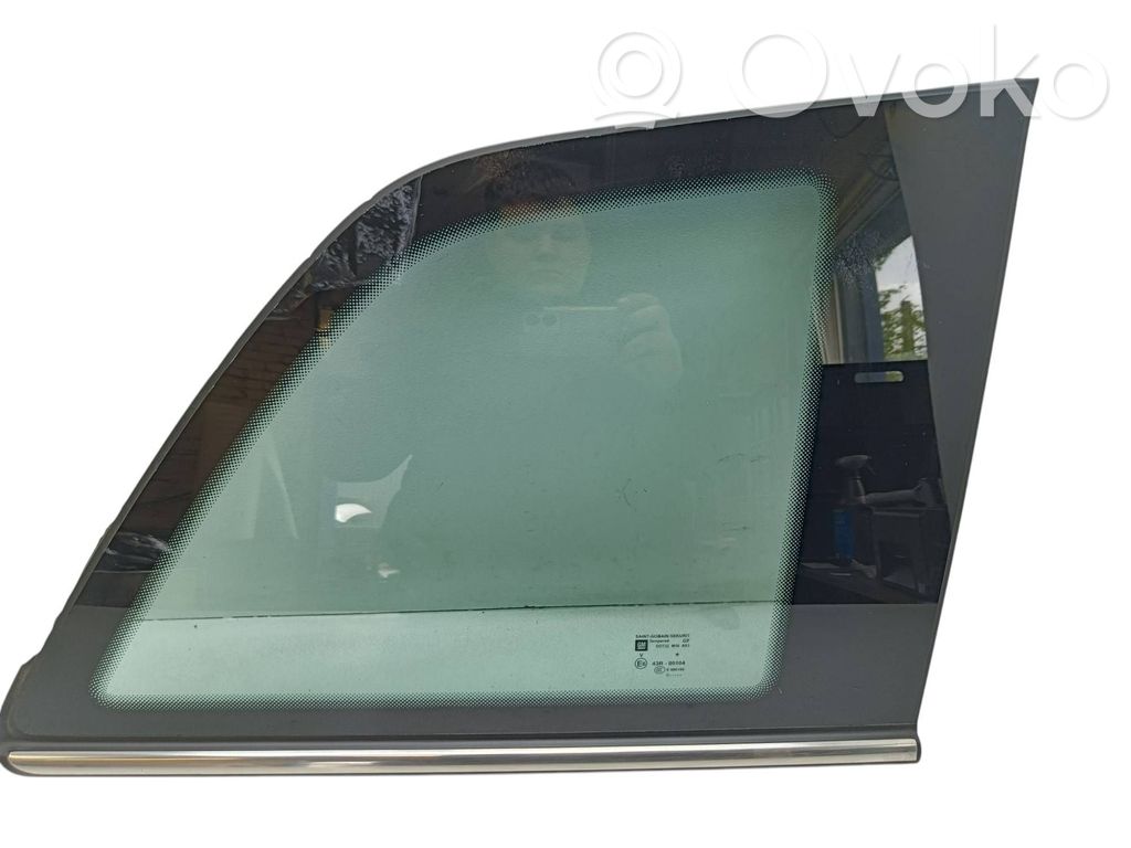 Opel Zafira B Finestrino laterale posteriore 