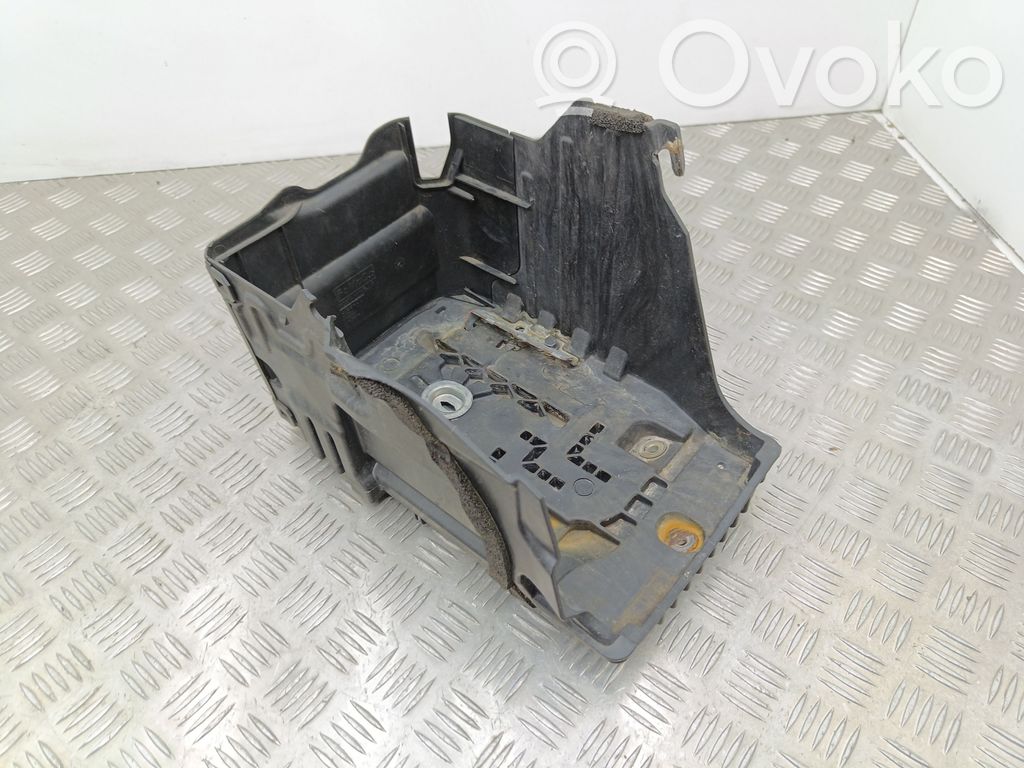 Volvo XC60 Akkulaatikon alusta 