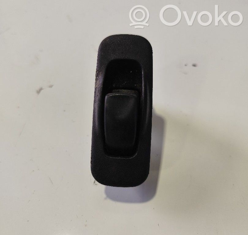 Electric window control switch   MR740601