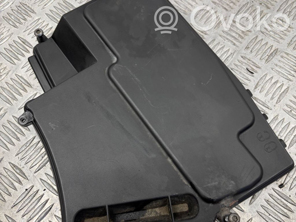 BMW 5 E60 E61 Kita variklio skyriaus detalė 