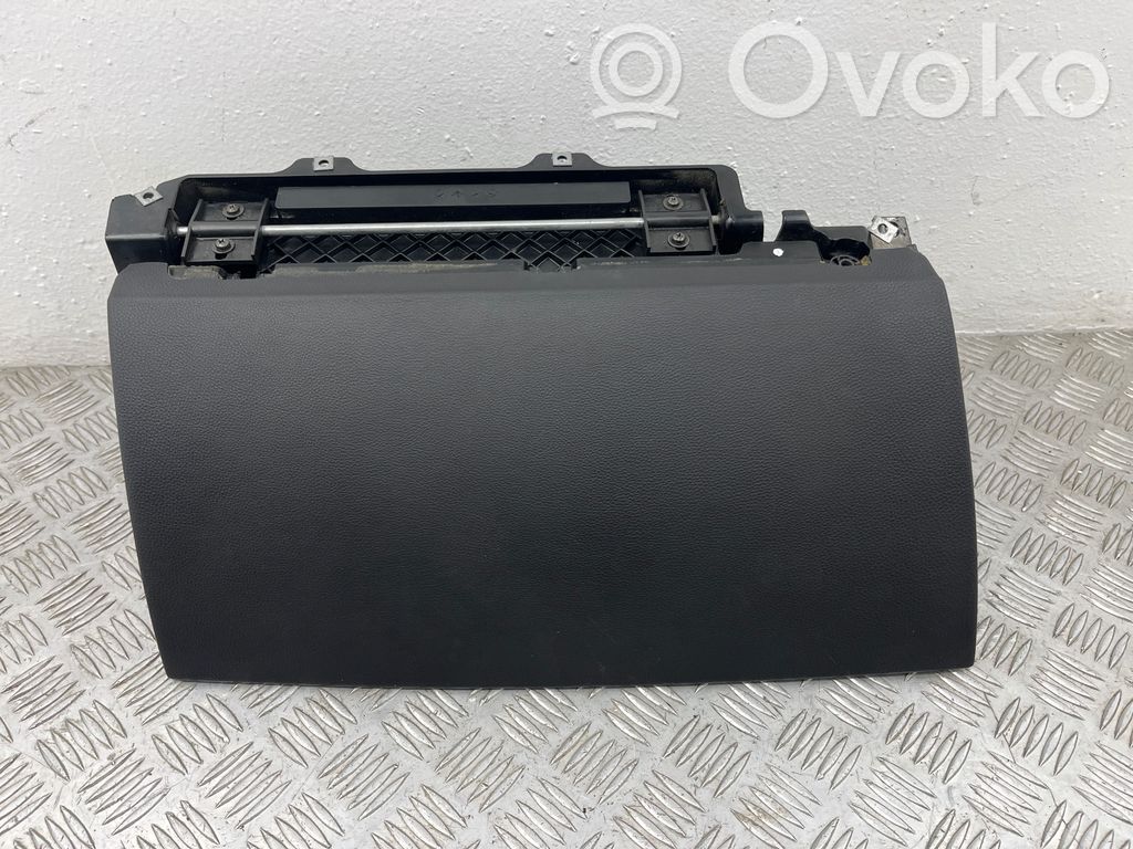 BMW 7 E65 E66 Mantu nodalījums 
