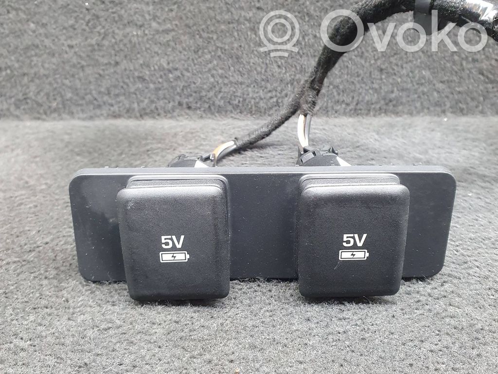 Land Rover Range Rover Sport L494 USB socket connector 