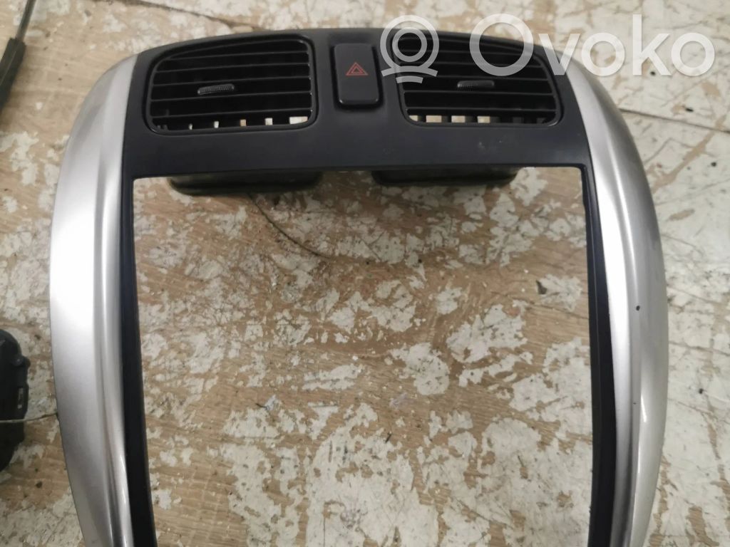 Mazda Premacy Rejilla de ventilación central del panel 