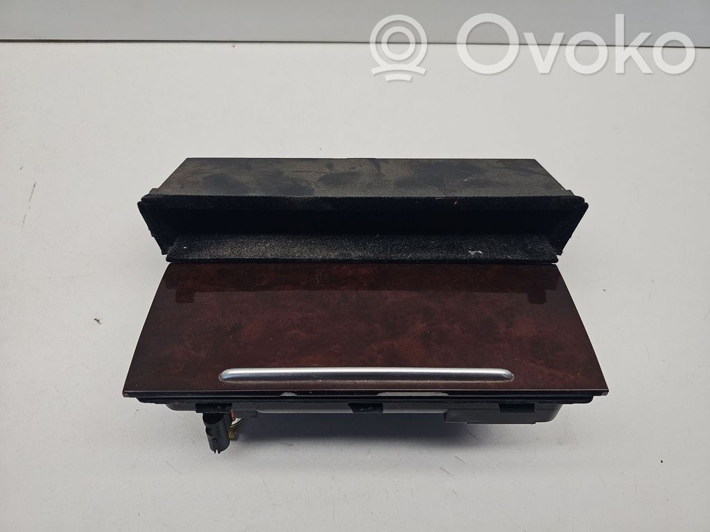 Audi A8 S8 D2 4D Peleninė panelėje 