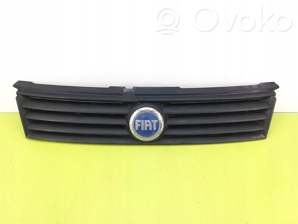 Fiat Stilo Etupuskurin ylempi jäähdytinsäleikkö 