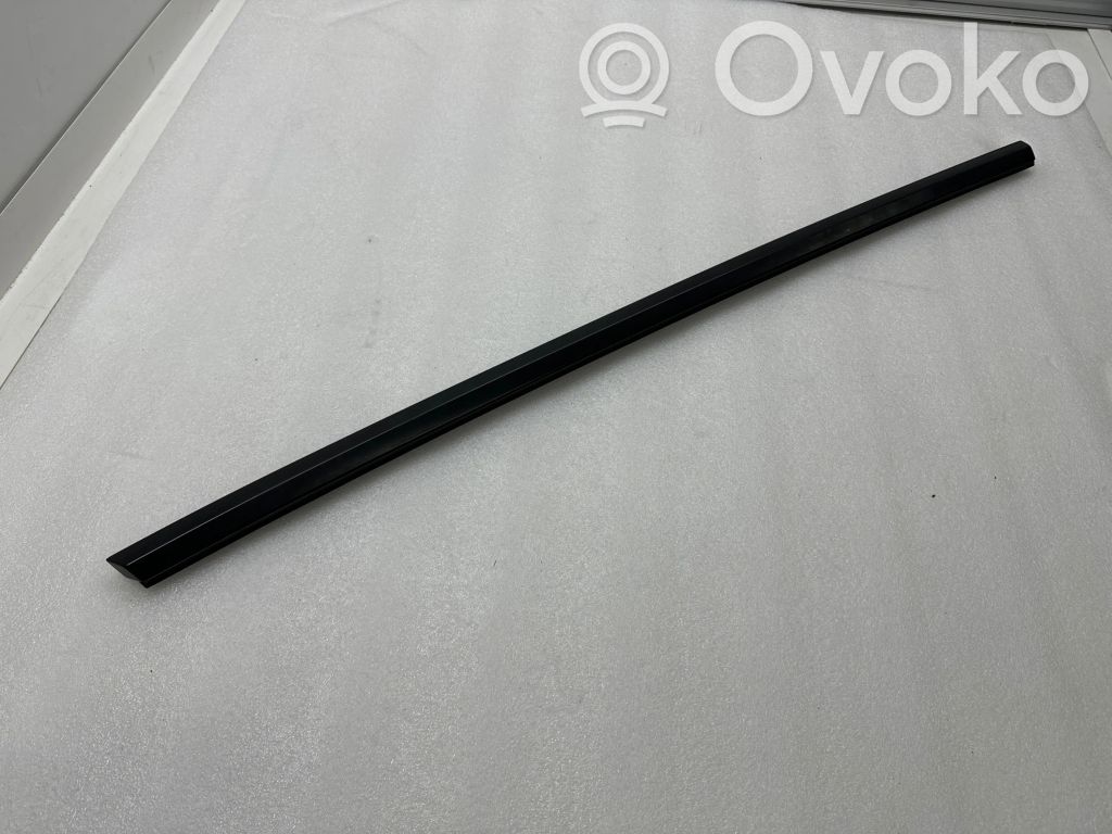 Tesla Model Y Galinių durų stiklo apdaila 