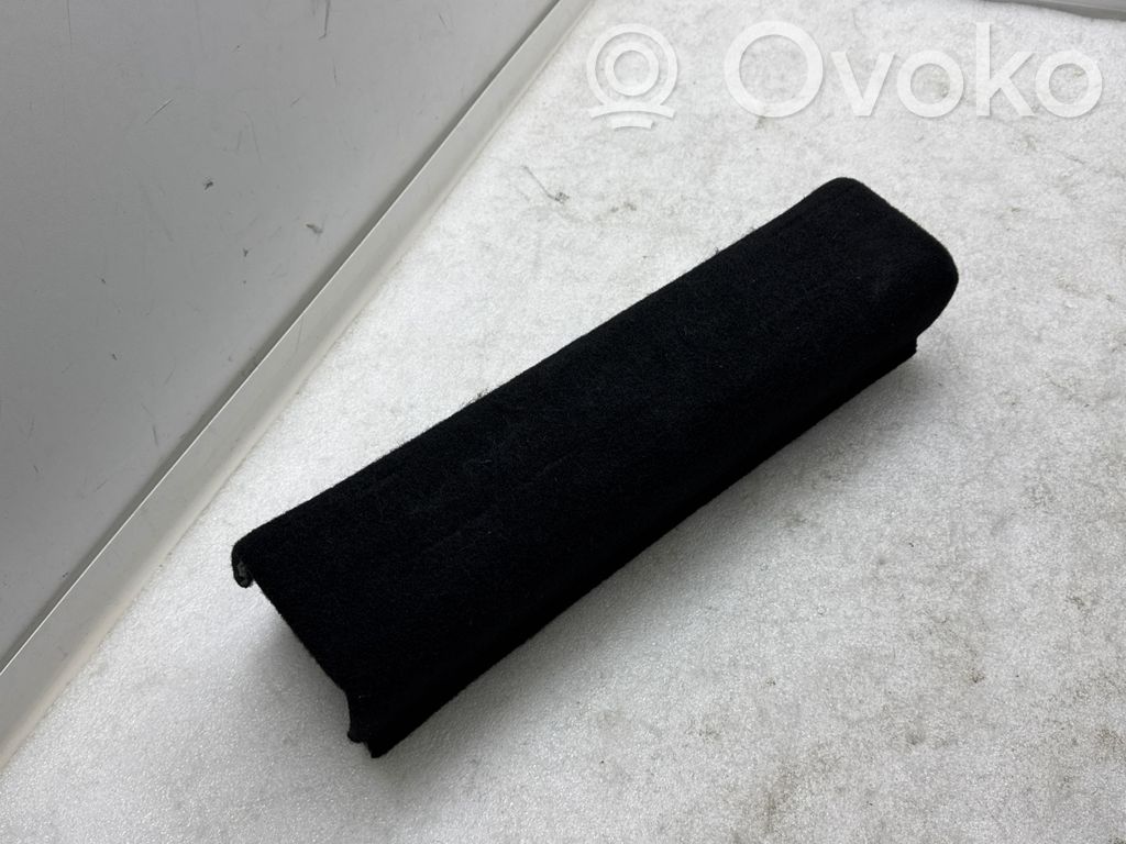 Tesla Model S Kita salono detalė 