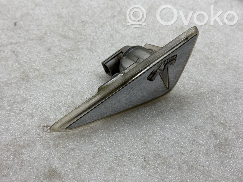 Tesla Model S Seitenblinker 