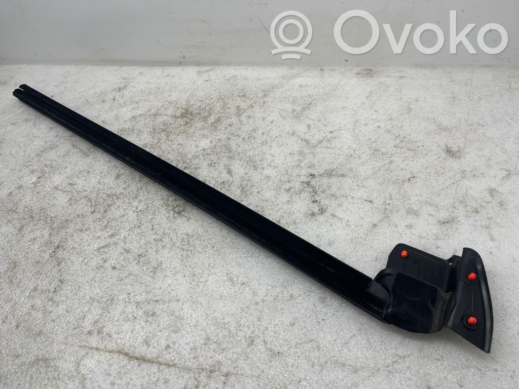 Tesla Model Y Уплотнительная резина (у стекла) 