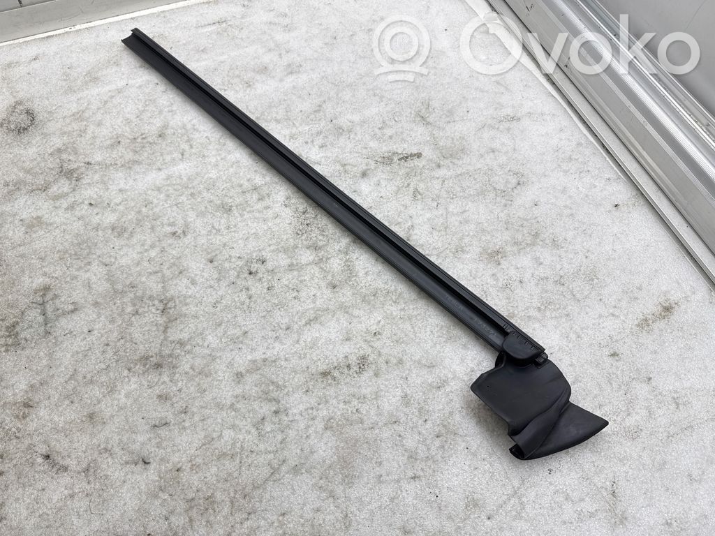 Tesla Model Y Уплотнительная резина (у стекла) 