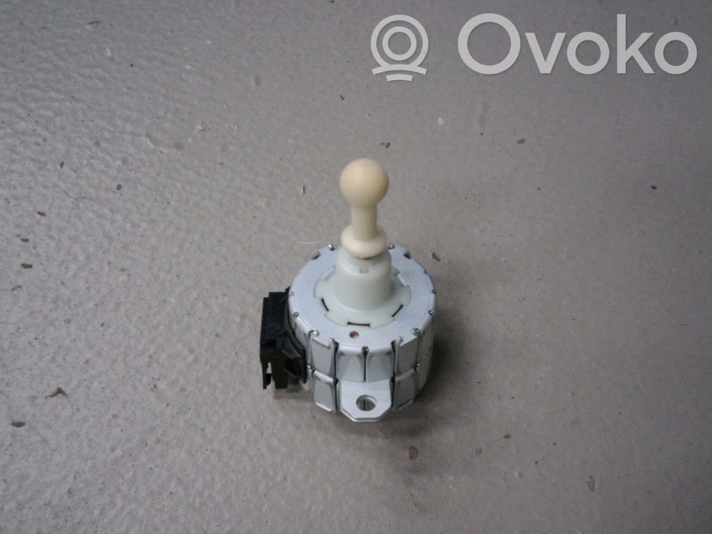 Headlight level adjustment motor   63117046049