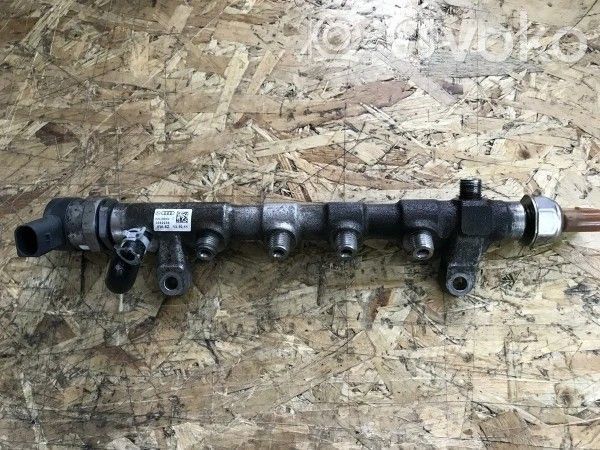 Volkswagen PASSAT B7 Listwa wtryskowa 