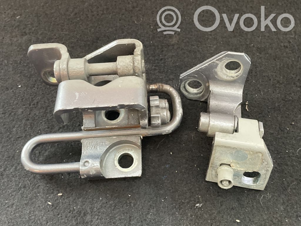 Zawias dolny drzwi tylnych   1K4833412,25755