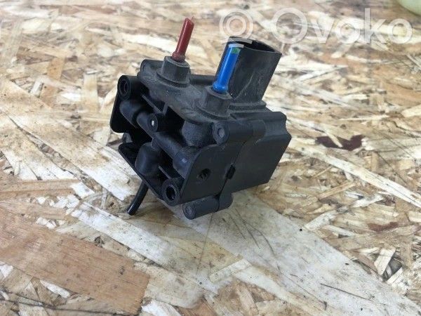 BMW 5 E60 E61 Air suspension valve block 